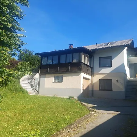 Unter Der Linde Apartment *