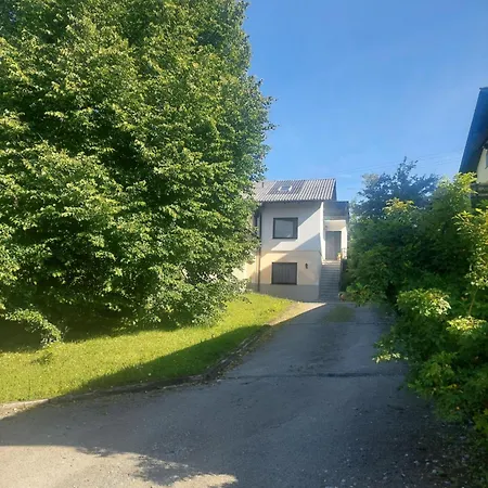 Unter Der Linde Apartment *